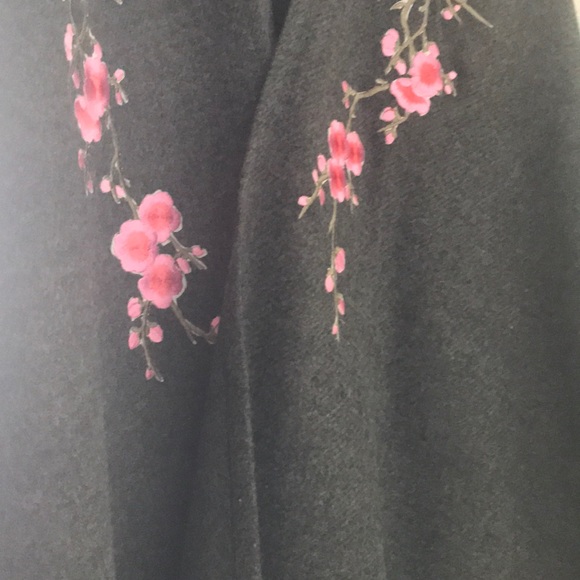 Cape - Picture 3 of 4